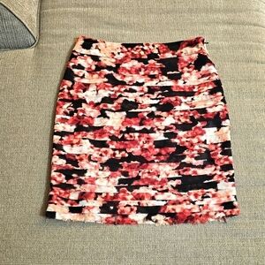 White House Black Market Pink Red Black Boho Frayed Hem Casual Skirt Size 0